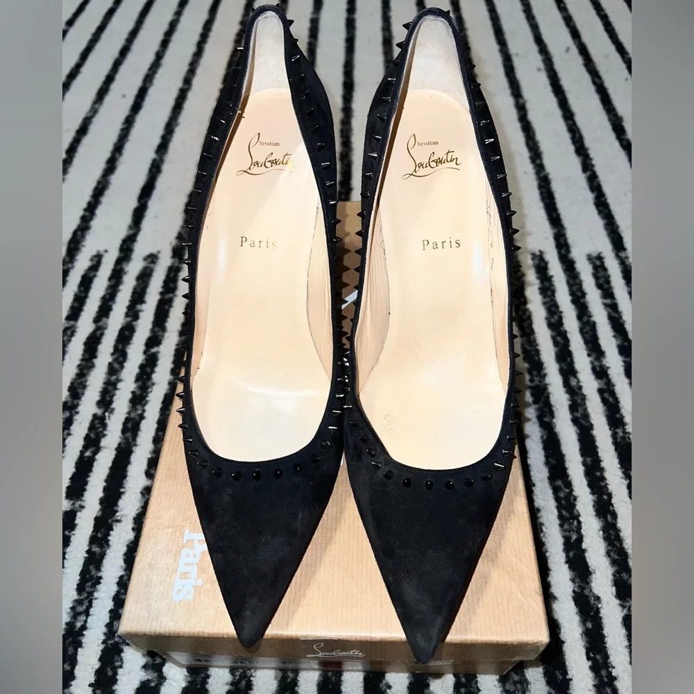 Classic pump with edgy punk twist! Gunmetal spike embellishments w/ 85 mm heel! - Picture 5 of 6